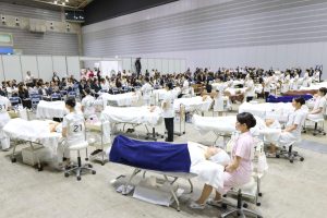 第18回エステティックコンテスト、選手の施術風景